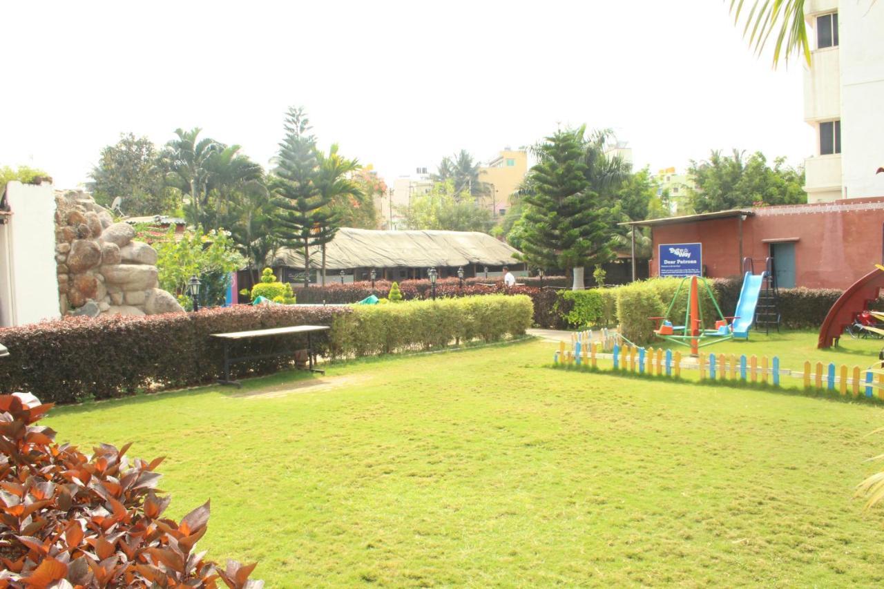 Hotel Stay By The Way Mysore Buitenkant foto
